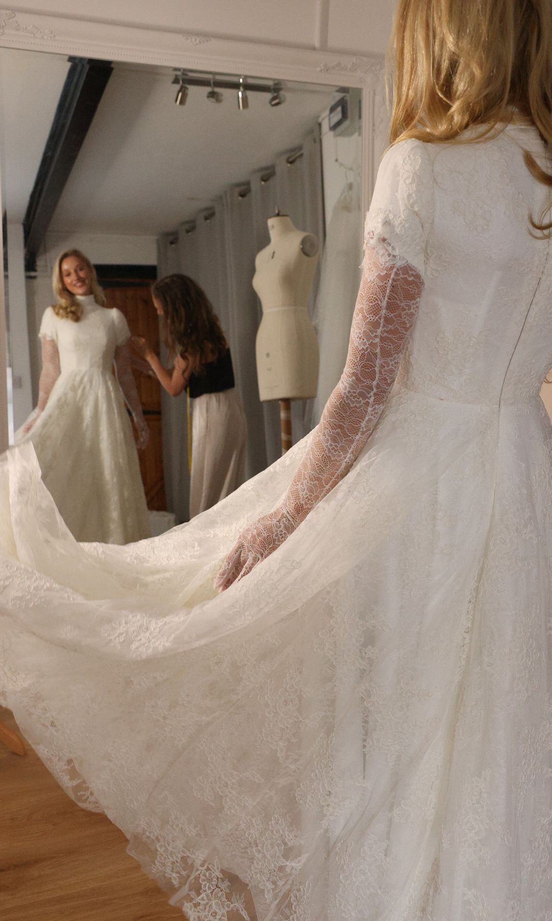 Her choice to repurpose her veil highlights her commitment to circulr, timeless fashion