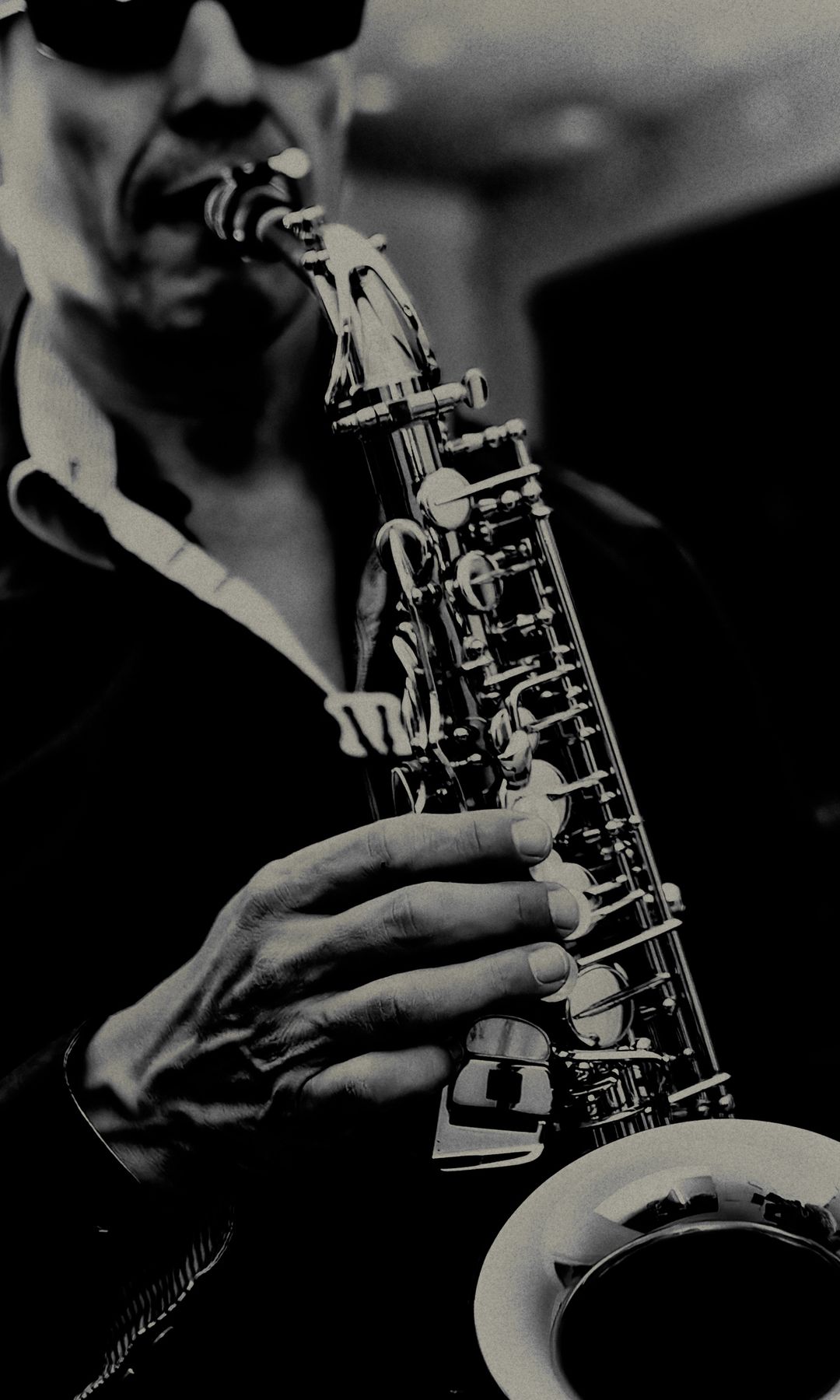 Portrait of a saxophone player in a jazz club.