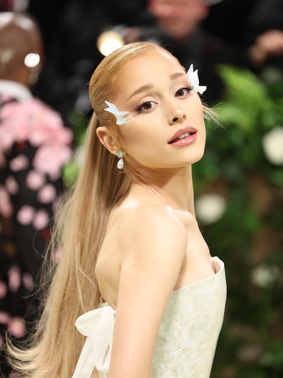 Ariana Grande on the Met Gala red carpet wearing Glinda inspired make-up