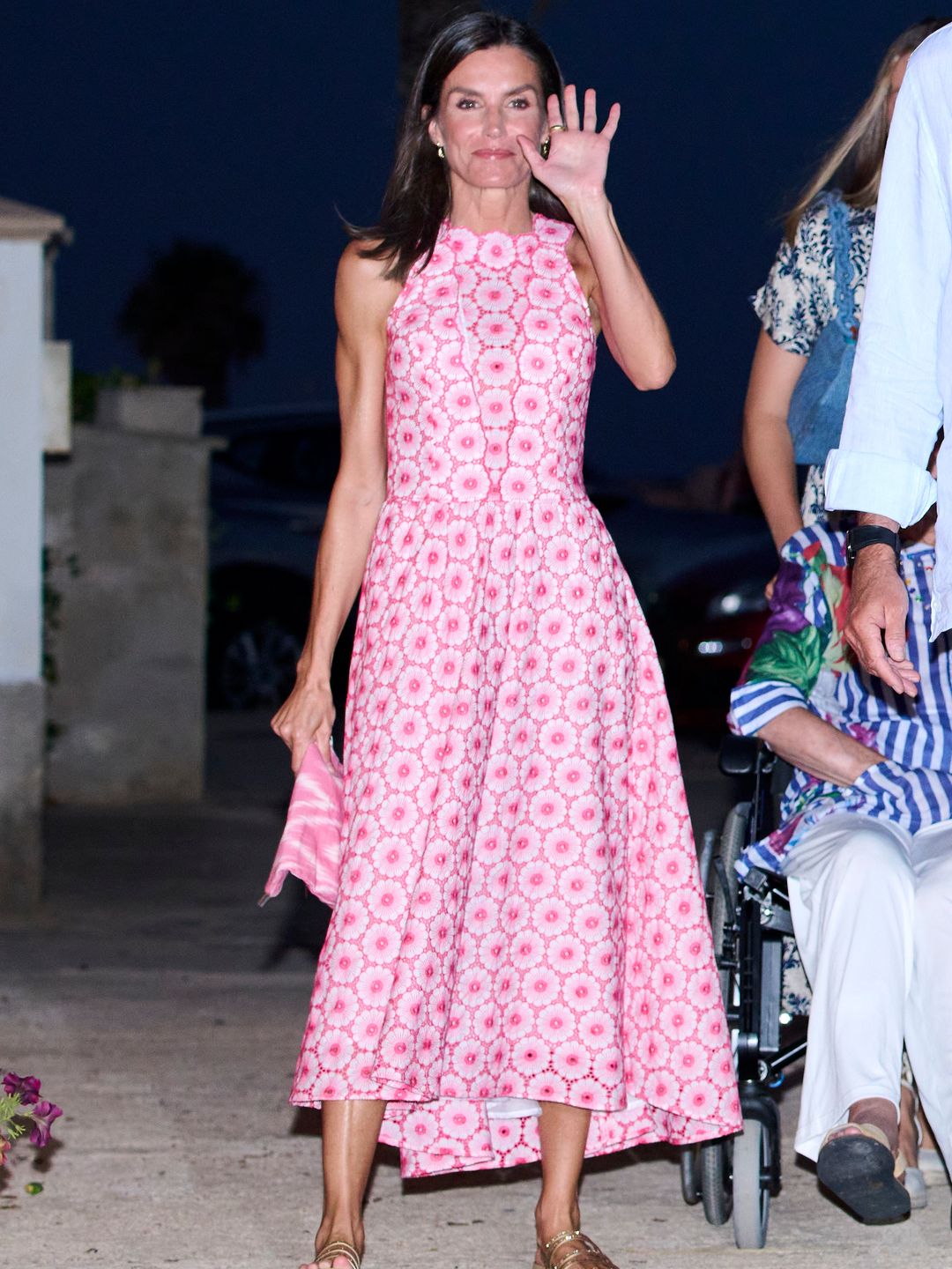 Full body picture of Queen Letizia in a pink dress