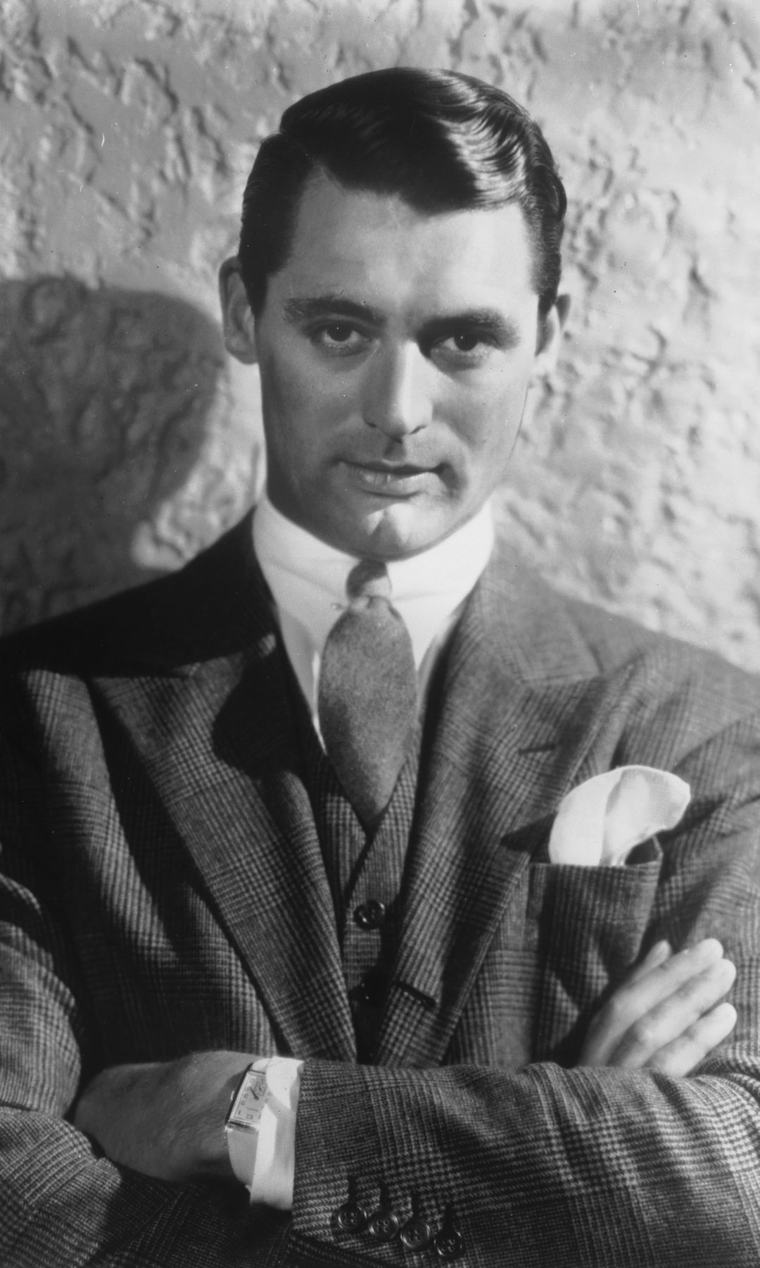 Image en noir et blanc de Cary Grant en costume