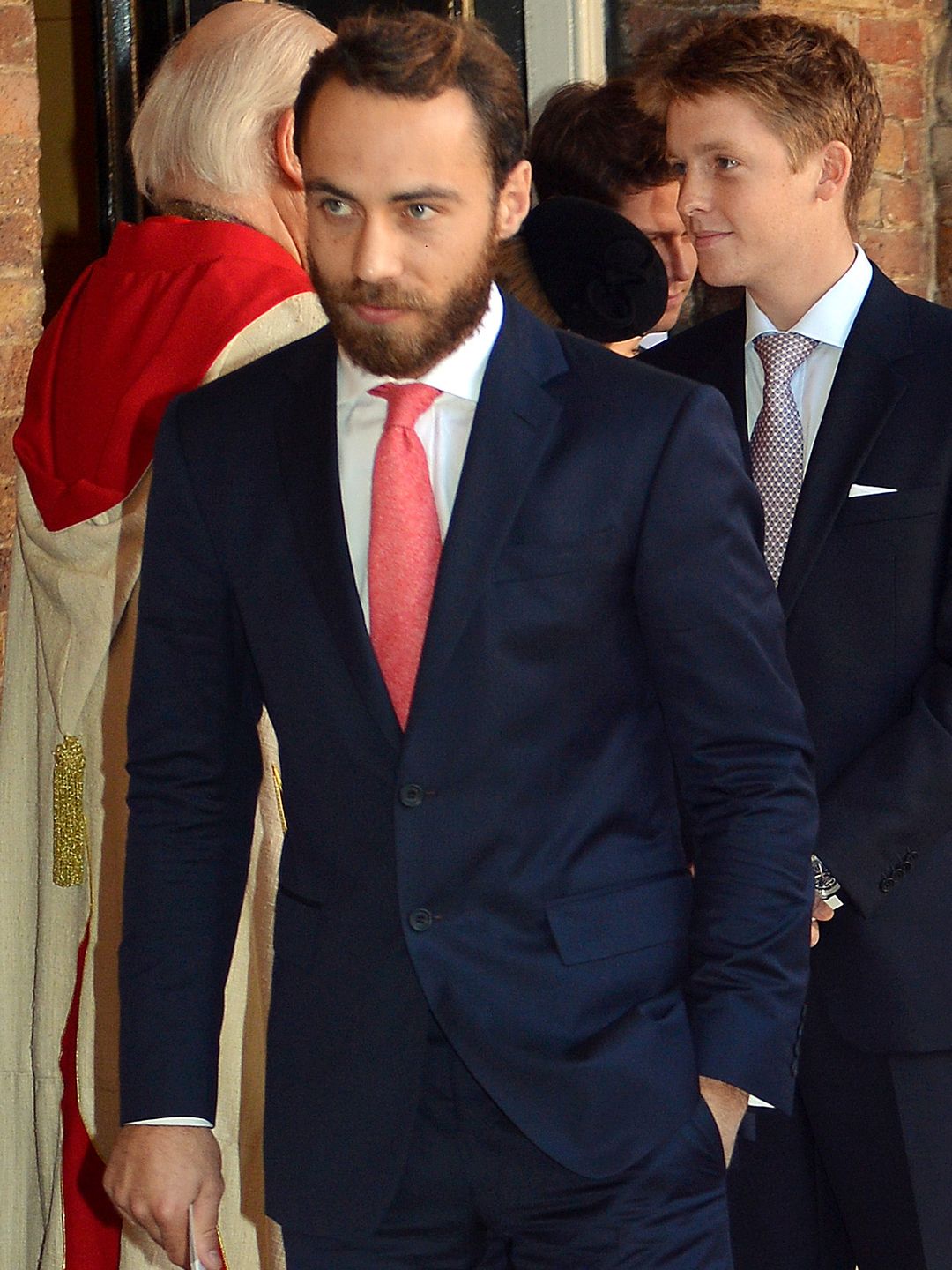 James Middleton em um terno azul