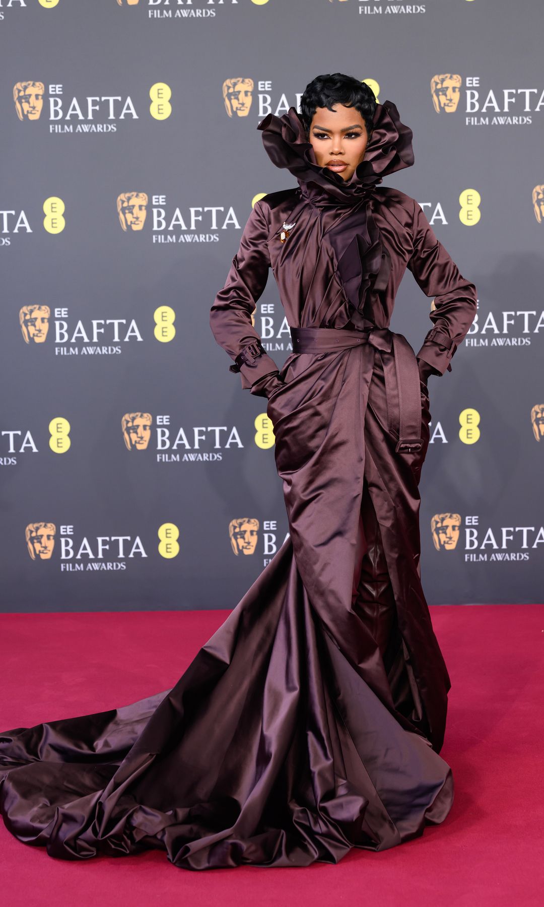 Rapport sur les tendances des BAFTA : les styles du tapis rouge devraient dominer en 2026 3 Teyana Taylor assiste aux EE BAFTA Film Awards 2026 au Royal Festival Hall le 22 février 2026 à Londres, en Angleterre, portant une robe froncée marron chocolat avec un col très haut.