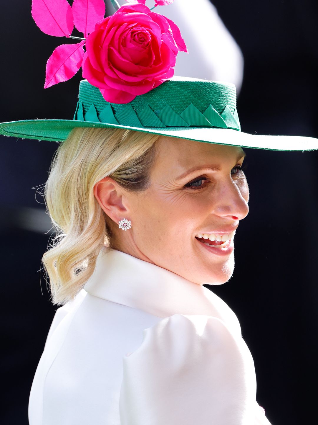 zara tindall com chapéu verde