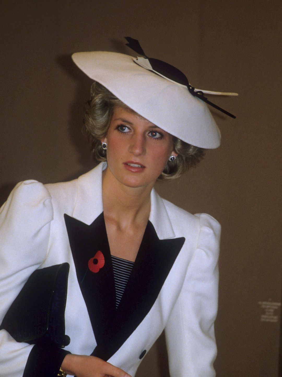 Diana, Putri Wales, mengunjungi Washington DC, Mengunjungi Galeri Seni Nasional, Diana mengenakan setelan Catherine Walker hitam putih dan topi Freddie Fox, 10 November 1985. 