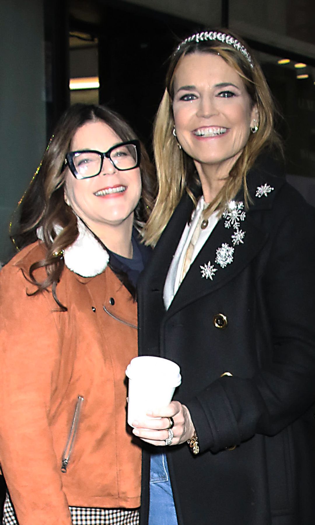Annie Guthrie en veste orange et Savannah Guthrie en manteau noir arrivent à l'émission 