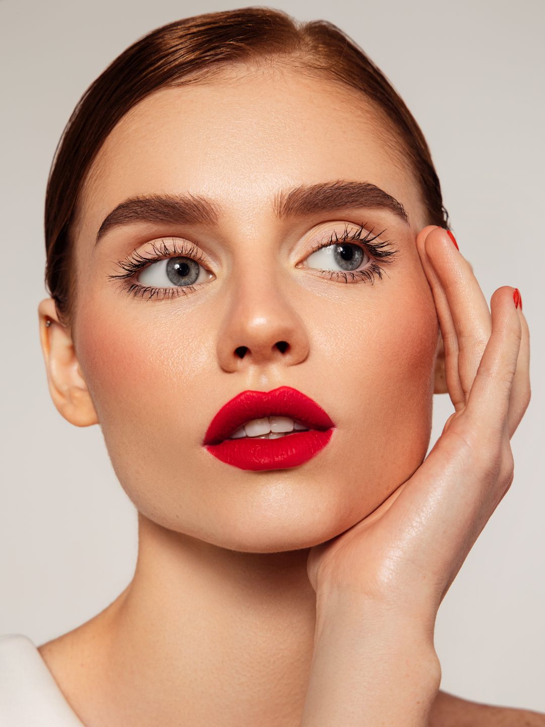 Model with curly eyelashes and red lipstick 