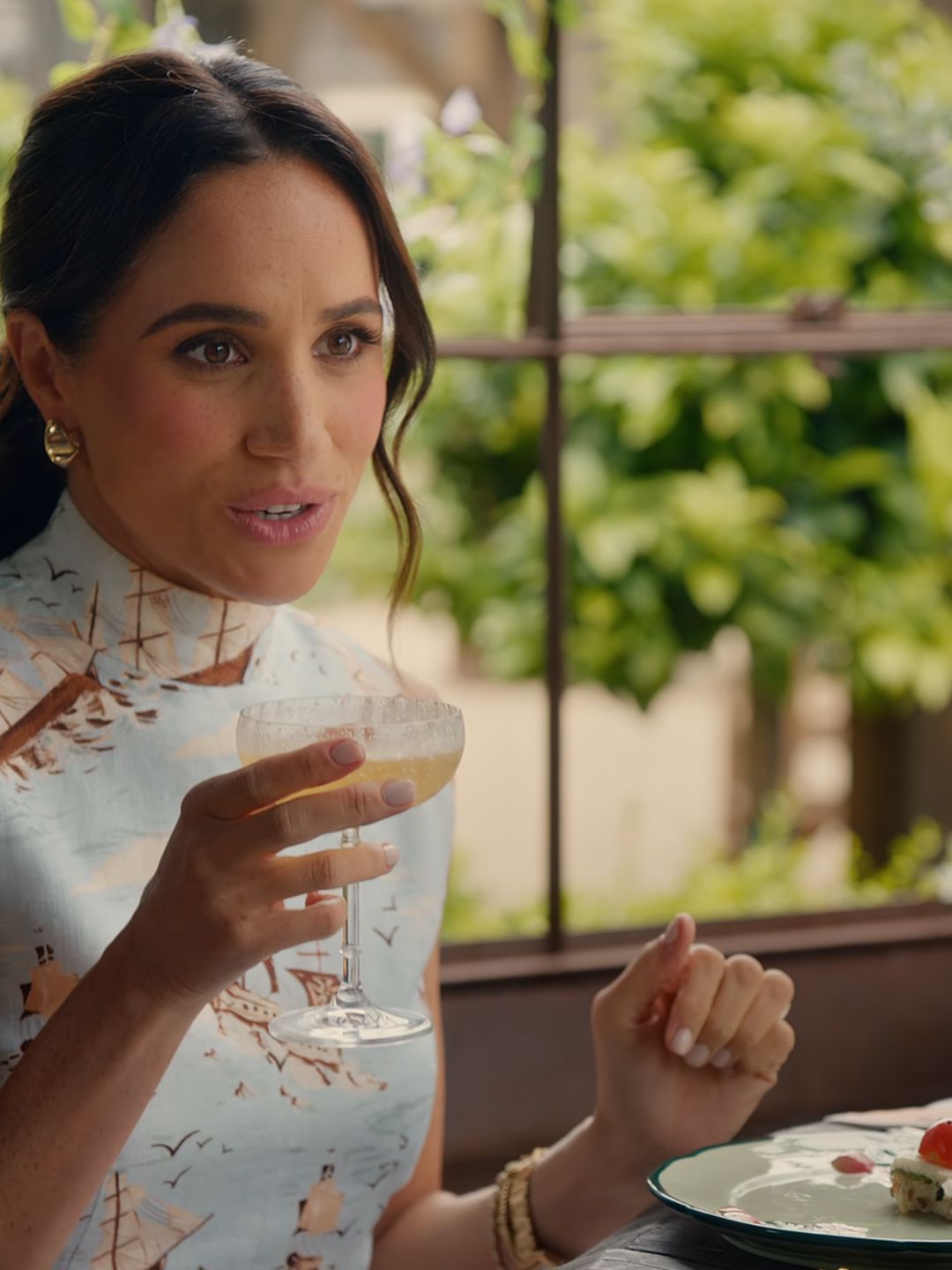 Love the snippets of glam as well as the casual linen