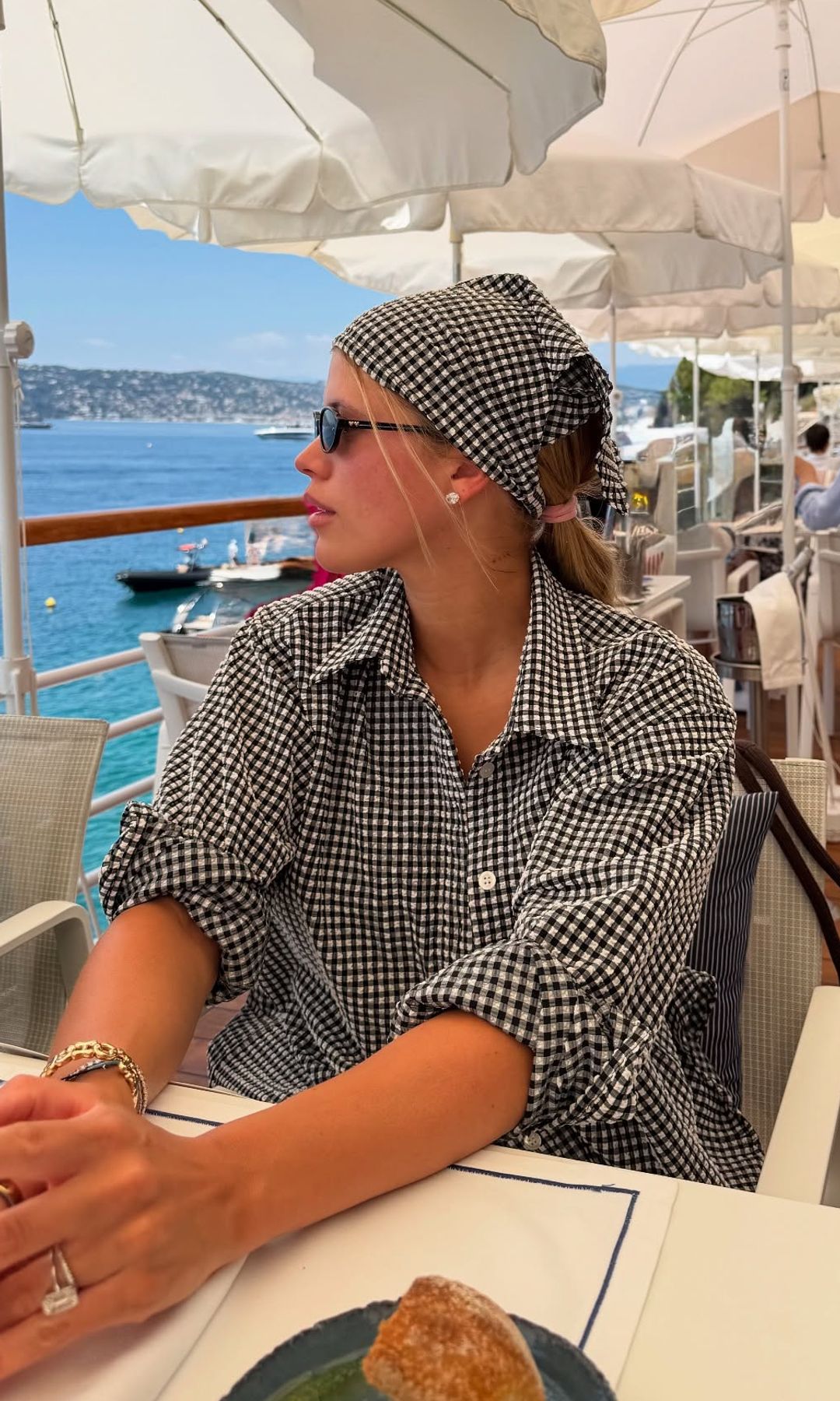 Sofia Richie portait le chemisier et le bandana le plus cool par Hunza G