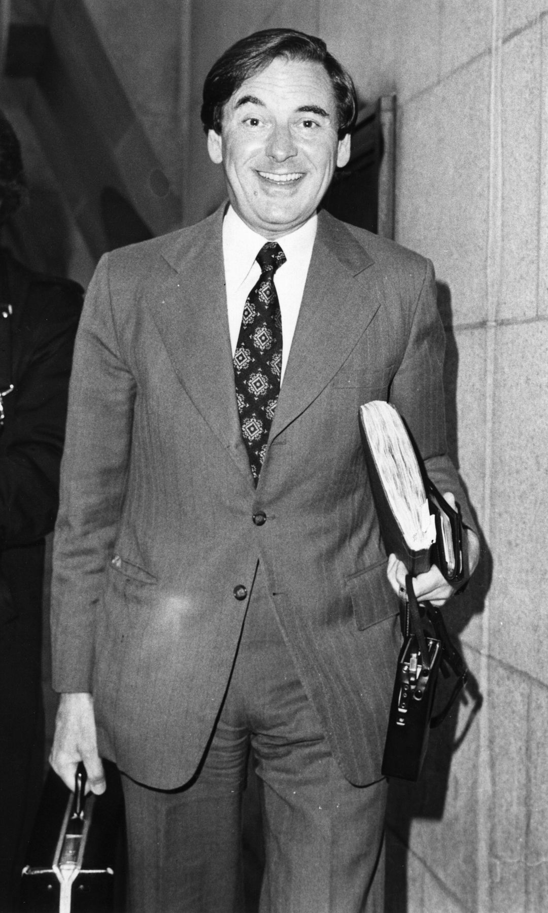 Image en noir et blanc de Bob Monkhouse quittant le tribunal