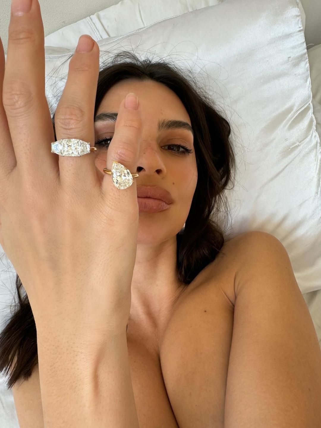 Emily Ratajkowski poses in bed with her 'divorce ring' 