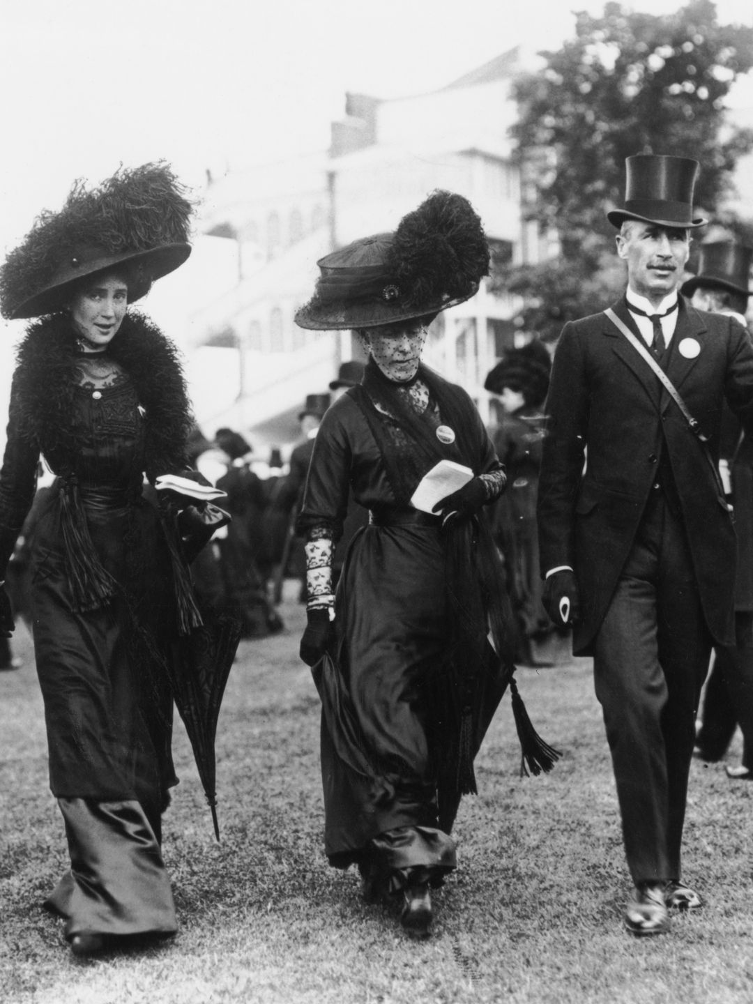 Espectadores, incluindo a marquesa de Camden, no encontro da corrida Royal Ascot no Hipódromo de Ascot, Berkshire, junho de 1910. (Foto da Topical Press Agency/Getty Images)