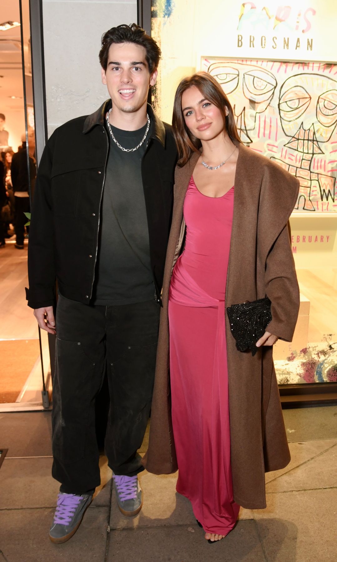 Paris Brosnan et Alex Lee-Aillon assistent aux débuts de PARIS BROSNAN au Royaume-Uni avec la nouvelle collection d'art « COLLECTIVE ENERGY » au Clarendon Fine Art le 26 février 2026 à Londres, en Angleterre.