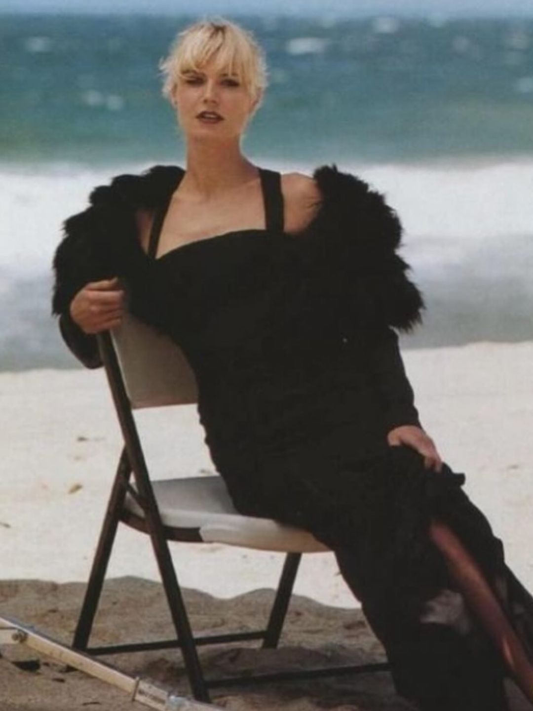heidi klum black dress on beach 