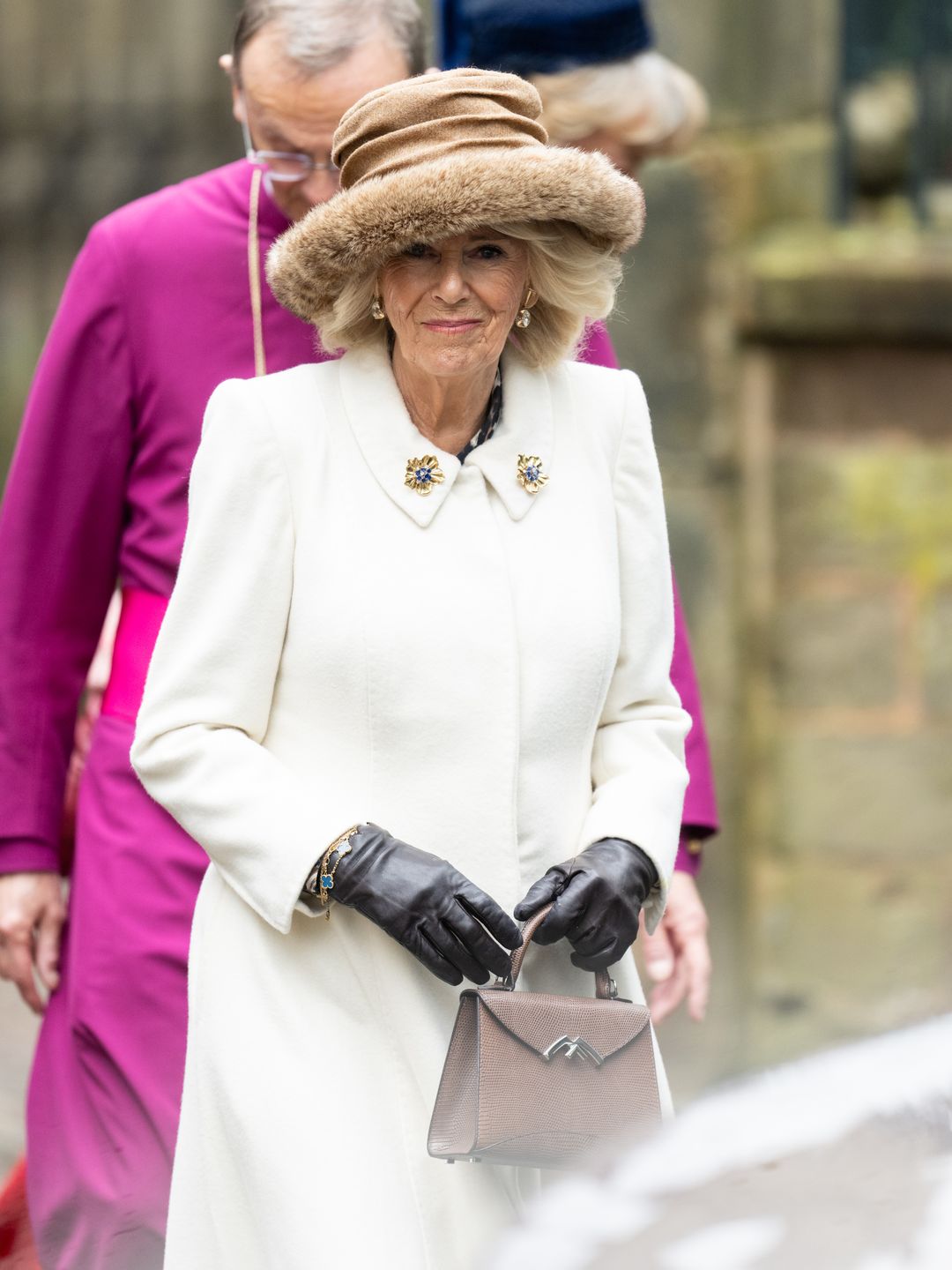 Rainha Camilla segurando uma bolsa elegante com alça superior para a ocasião especial 