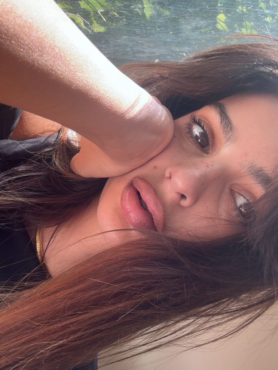 Emily Ratajkowski shows off her minimal makeup sun kissed look on her Instagram story