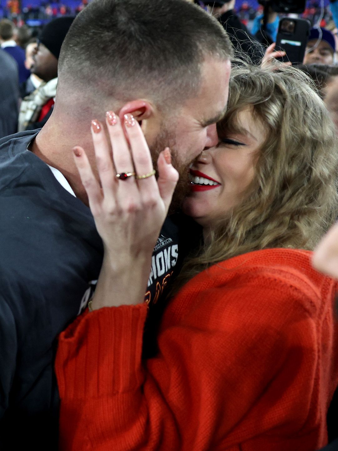 Travis Kelce and Taylor Swift kissing 