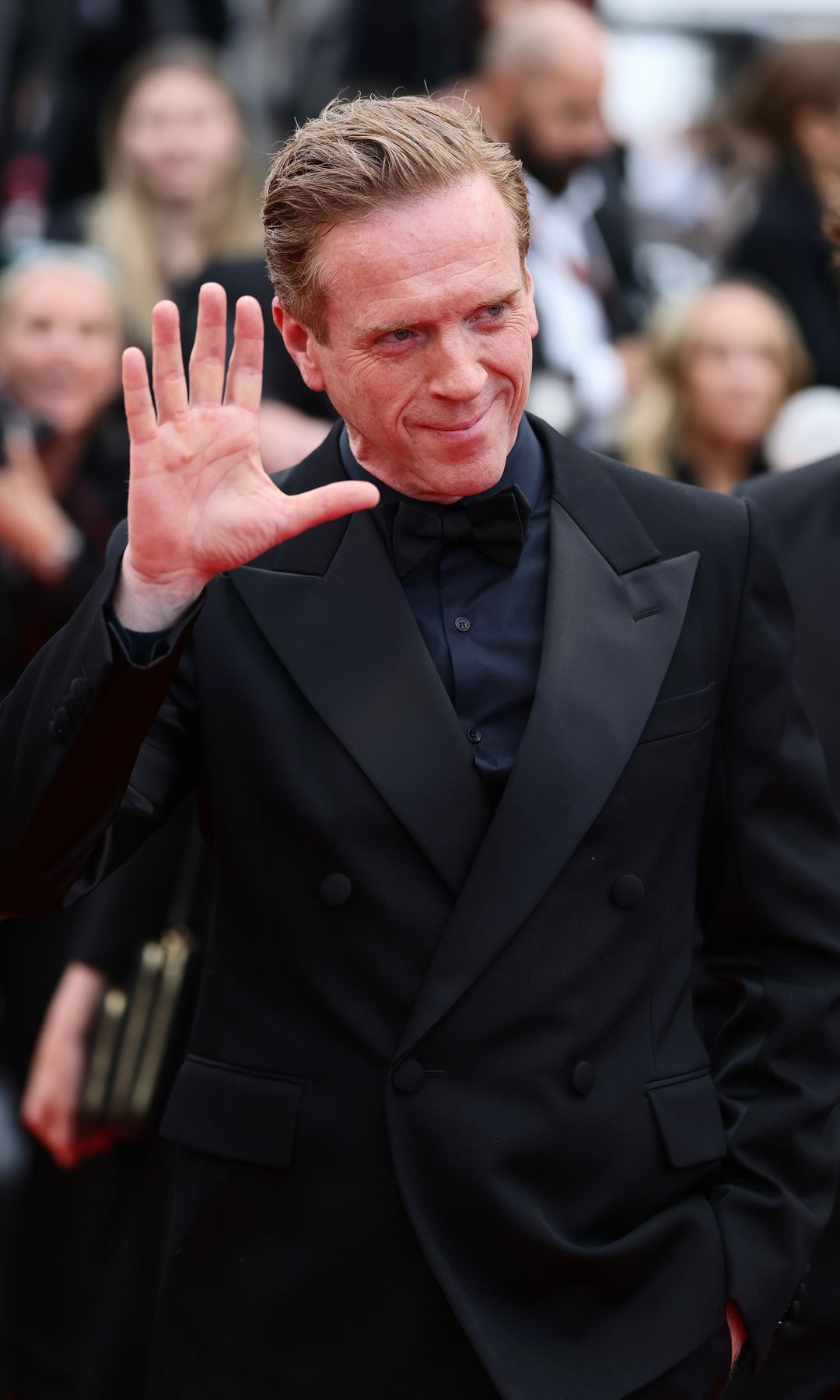 Damian Lewis waving