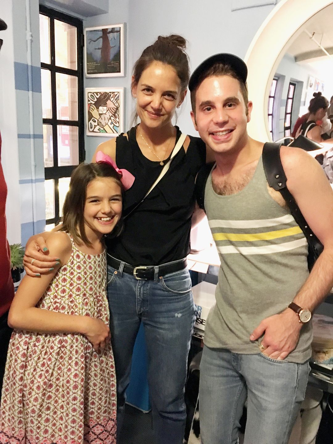 Suri Cruise, Katie Holmes et Tony Winner Ben Platt posent dans les coulisses de la comédie musicale à succès 