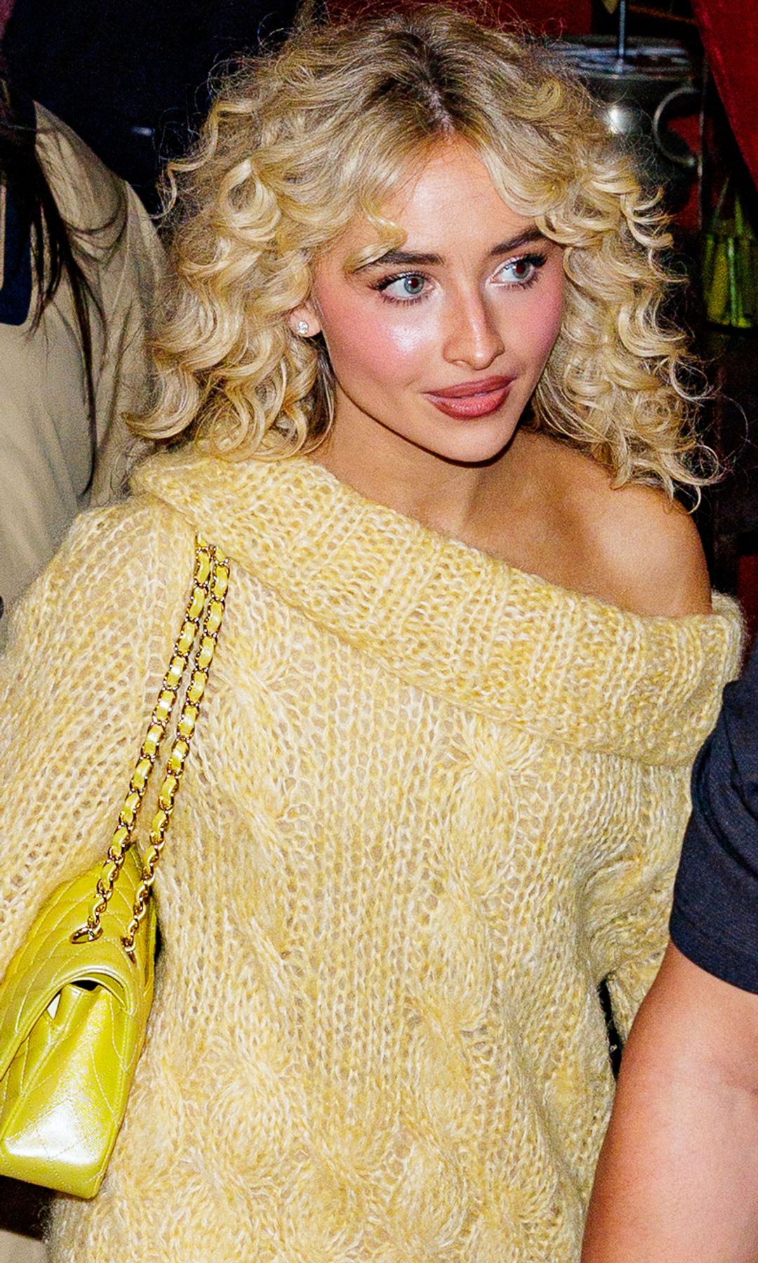 The 26-year-old's curly hair was the icing on the outfit cake