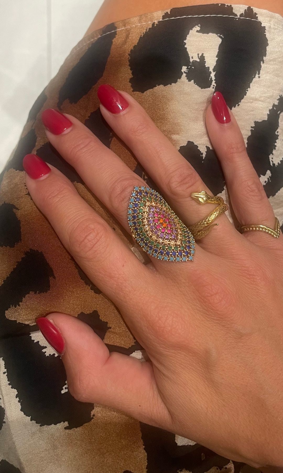 Les mains de Becci avec de faux ongles rouges 