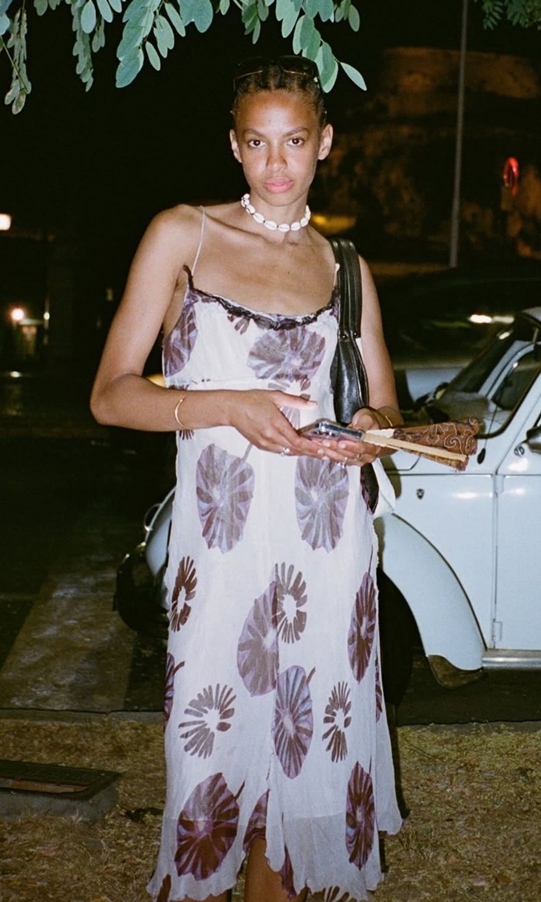 Rosie Okocha dans une robe imprimée
