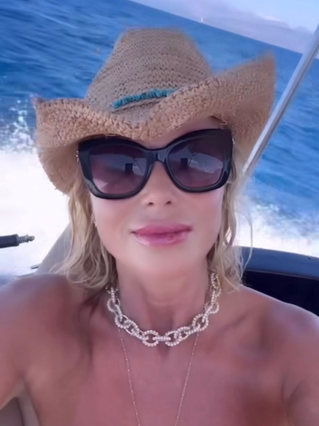 amanda holden de óculos escuros em barco 