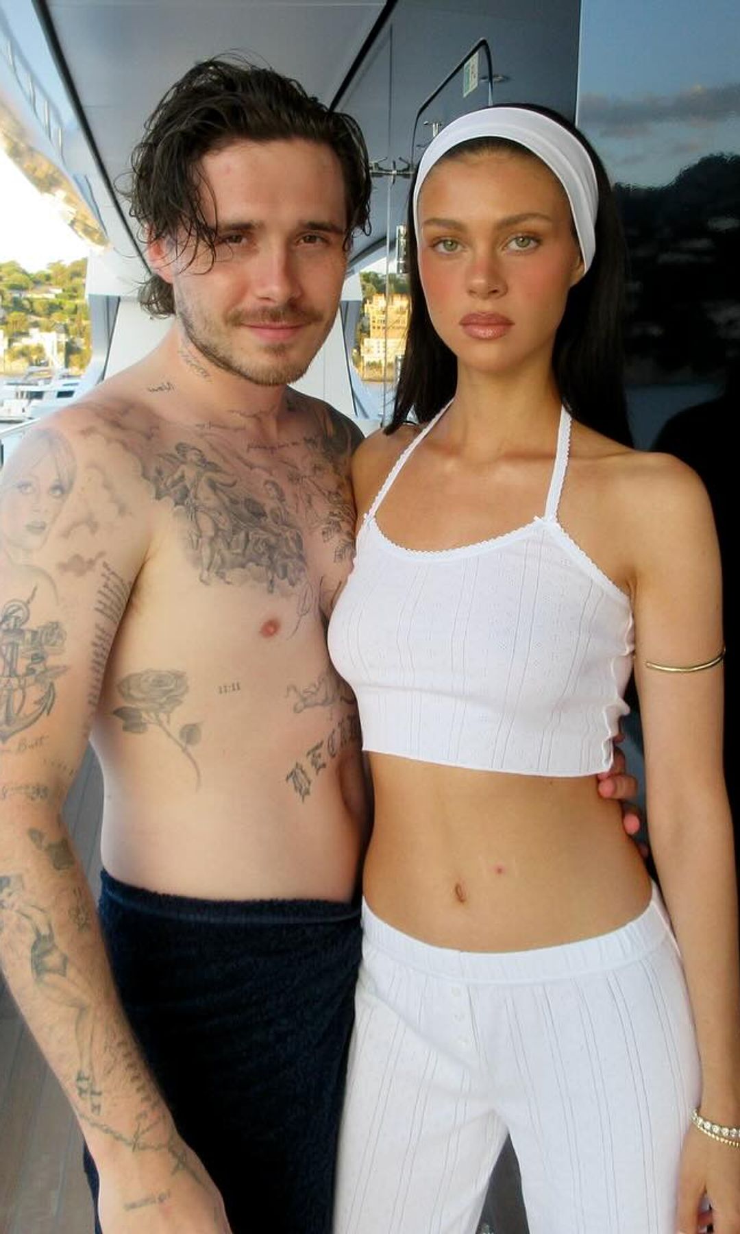 Nicola et Brooklyn Peltz Beckham posent pour une photo sur un yacht