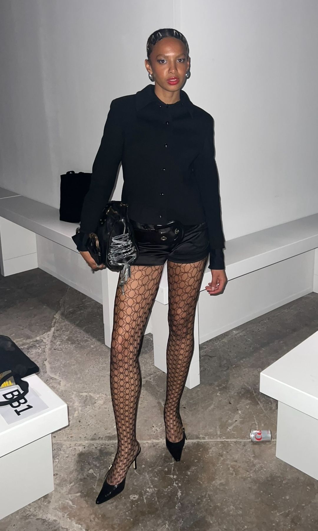 Rosieo Kotcha en toute tenue noire