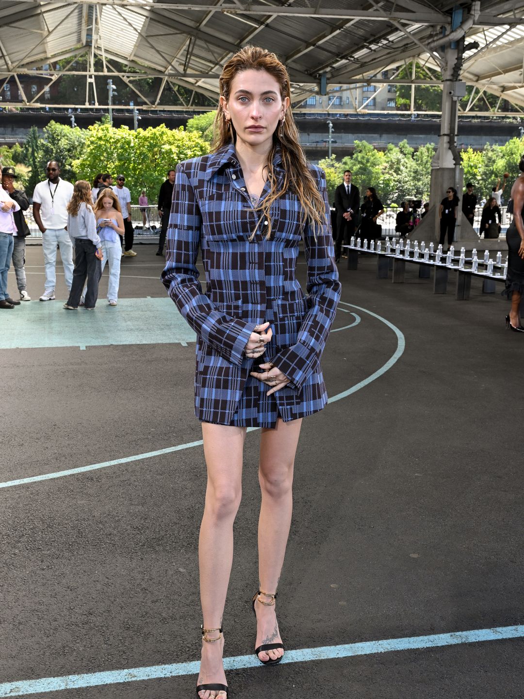 Paris Jackson na Off-White RTW Primavera 2025 como parte da New York Ready to Wear Fashion Week realizada no Brooklyn Bridge Park em 8 de setembro de 2024 em Nova York, Nova York