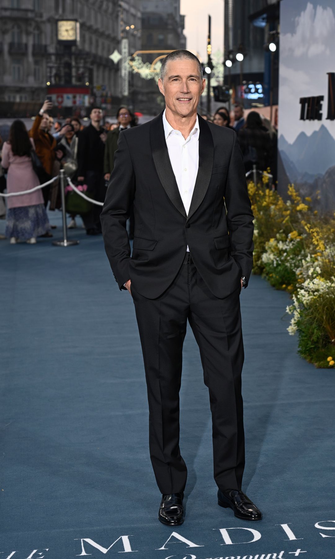 Matthew Fox porte un costume noir