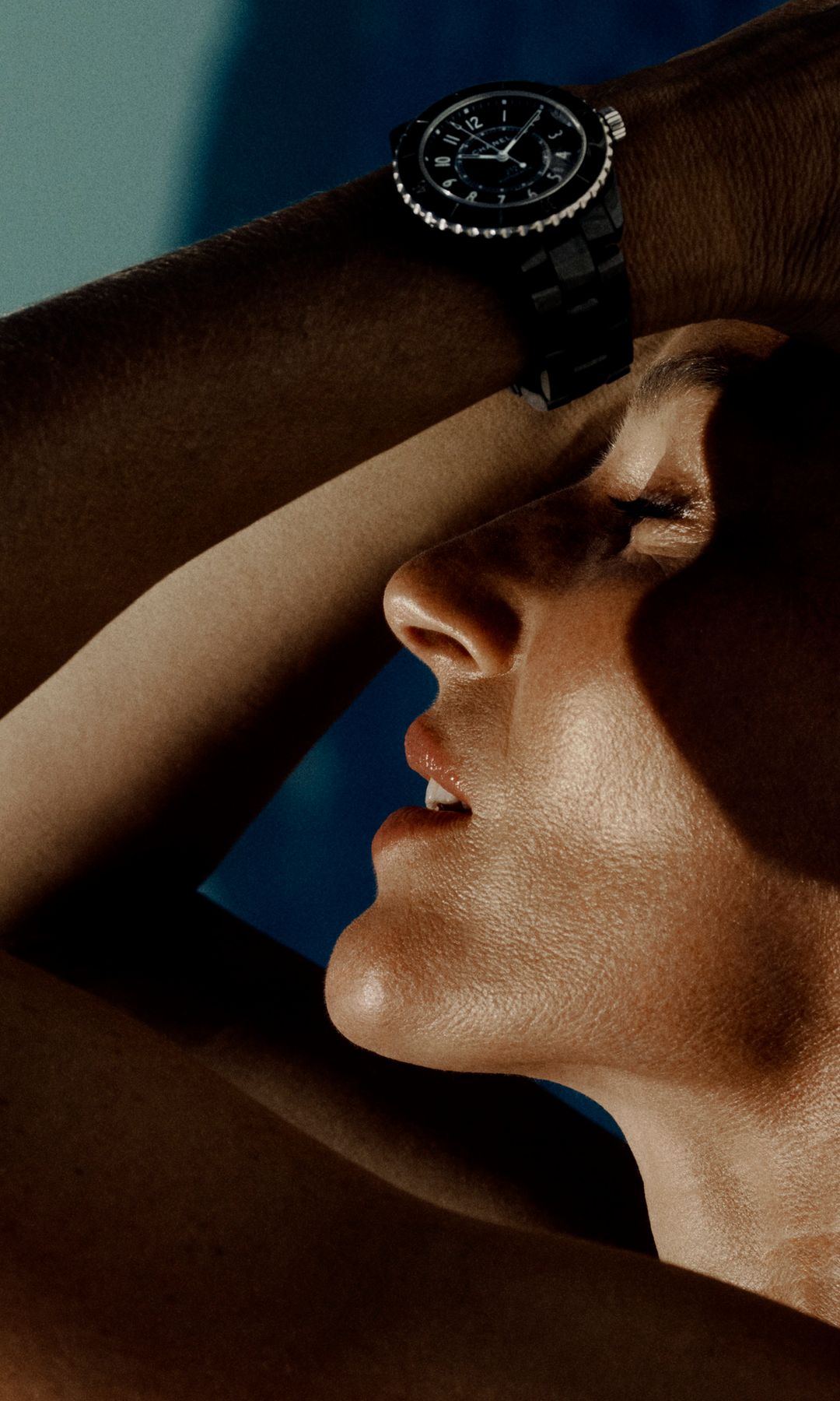 Chanel célèbre l'emblématique J12 avec une nouvelle campagne mettant en vedette Gisele Bundchen et Clément Chabernaud 1 Image médiatique