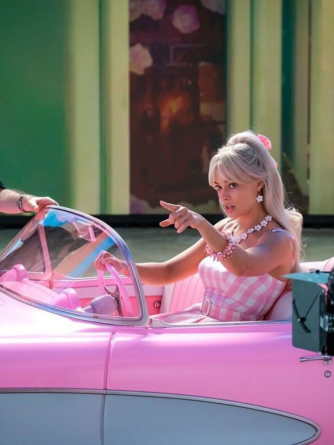 Margot Robbie behind the scenes in the movie Barbie 