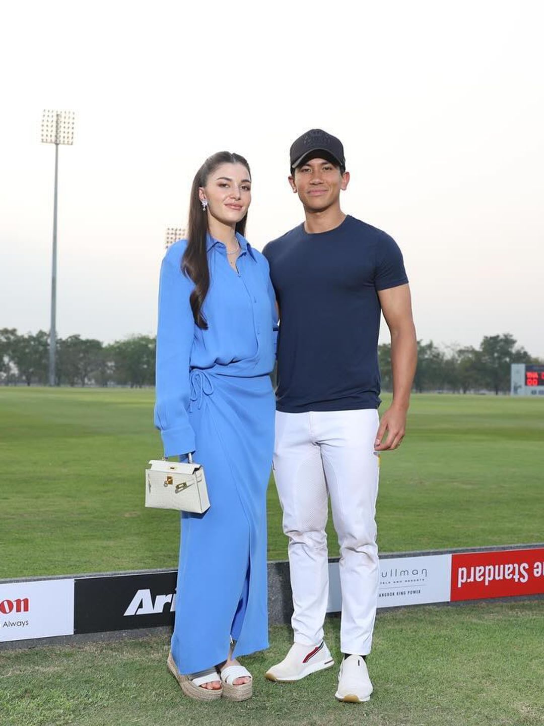  Princesa Anisha Rosnah usa uma roupa azul de duas peças para posar com seu marido, o príncipe Mateen, na All Asia Cup 2024 na Tailândia 