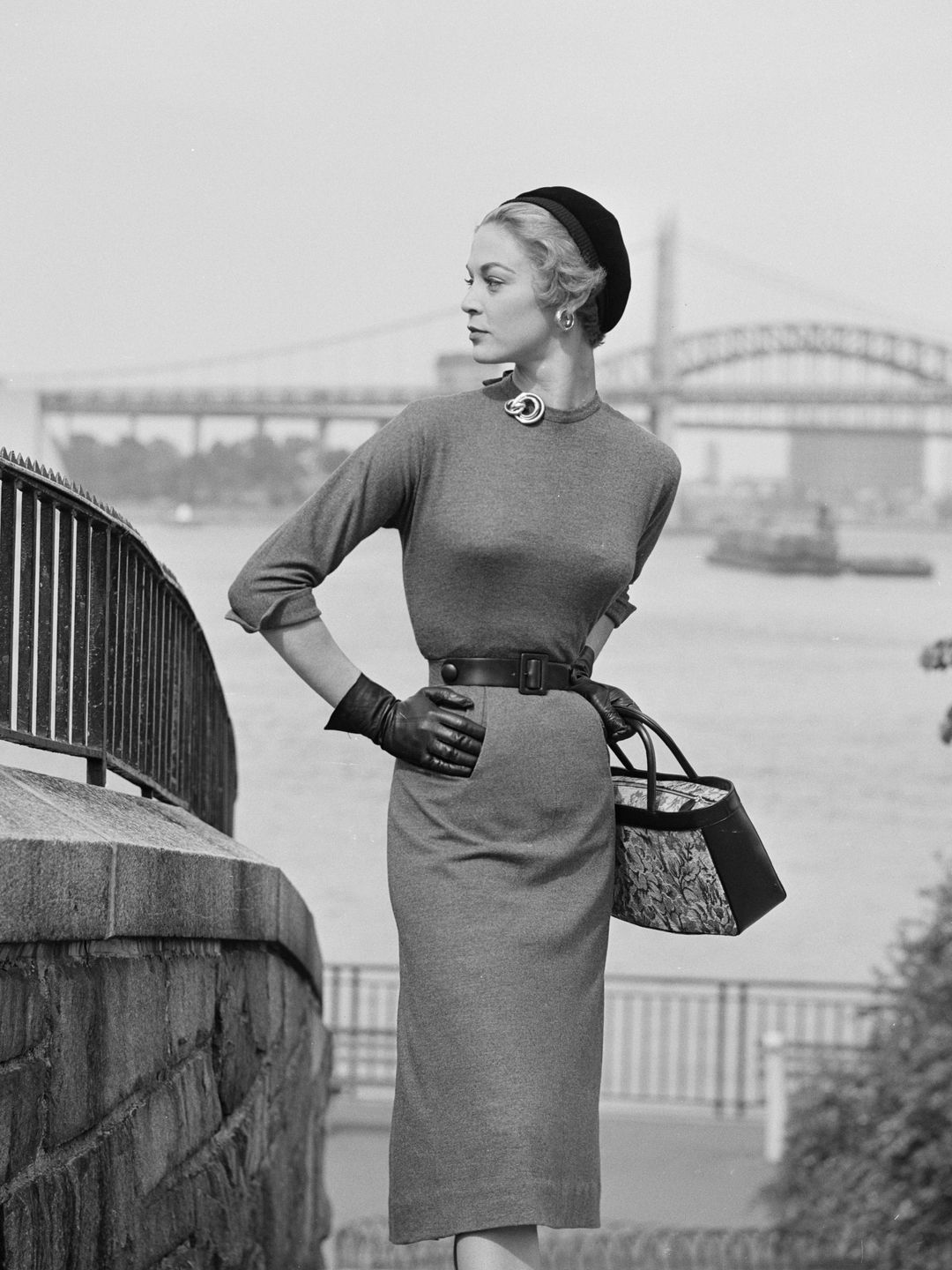 Pencil skirts emphasised the hugely popular hourglass silhouette 