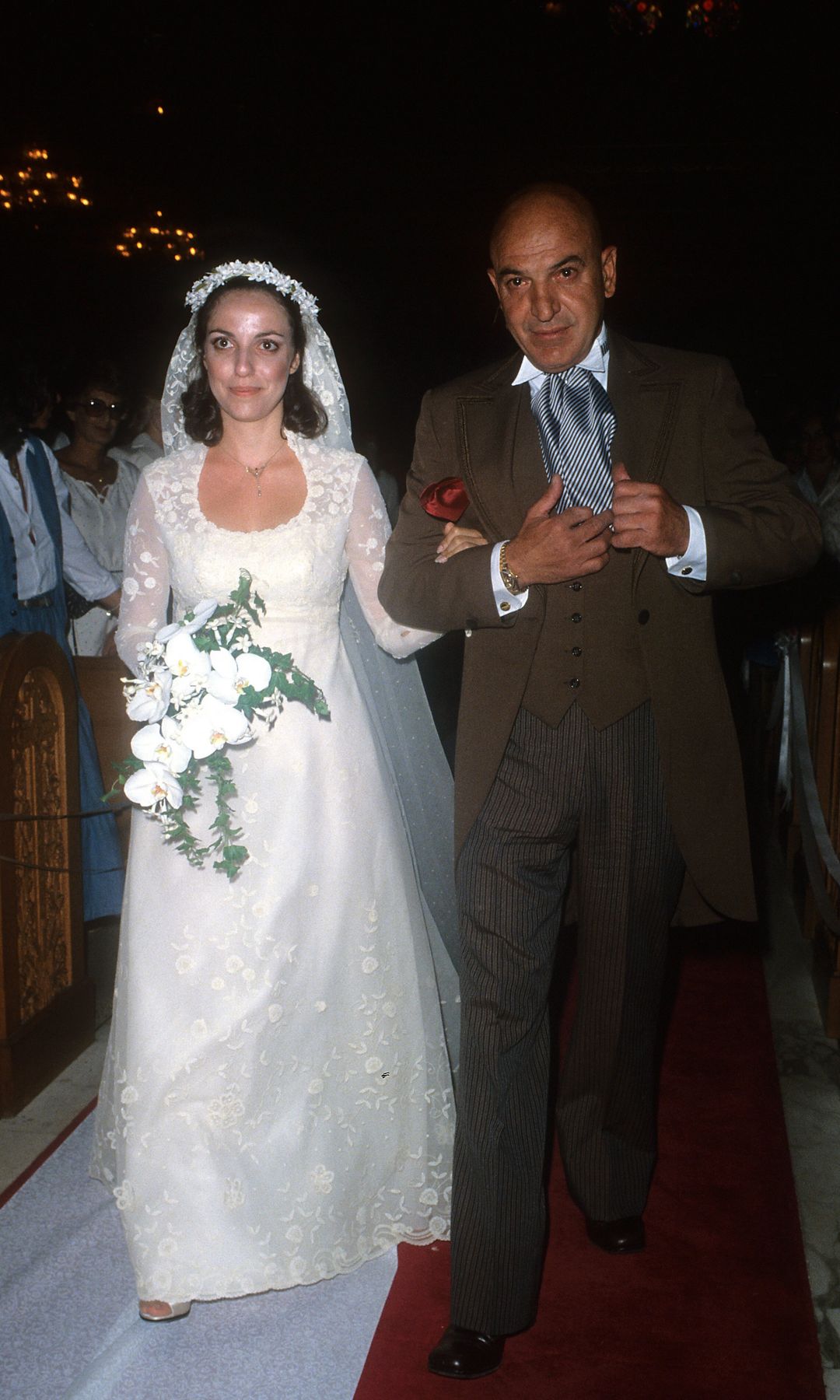 Christina Savalas se fait accompagner dans l'allée par Telly Savalas