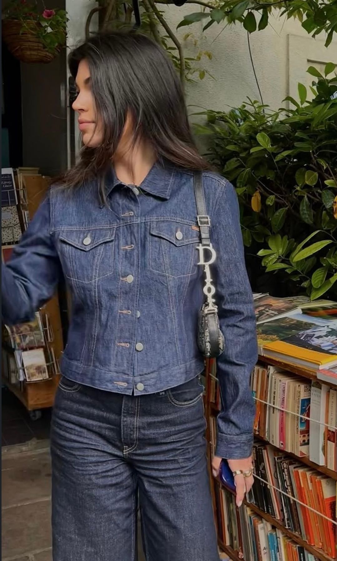 Jess van Truman en double denim inspiré des années 90