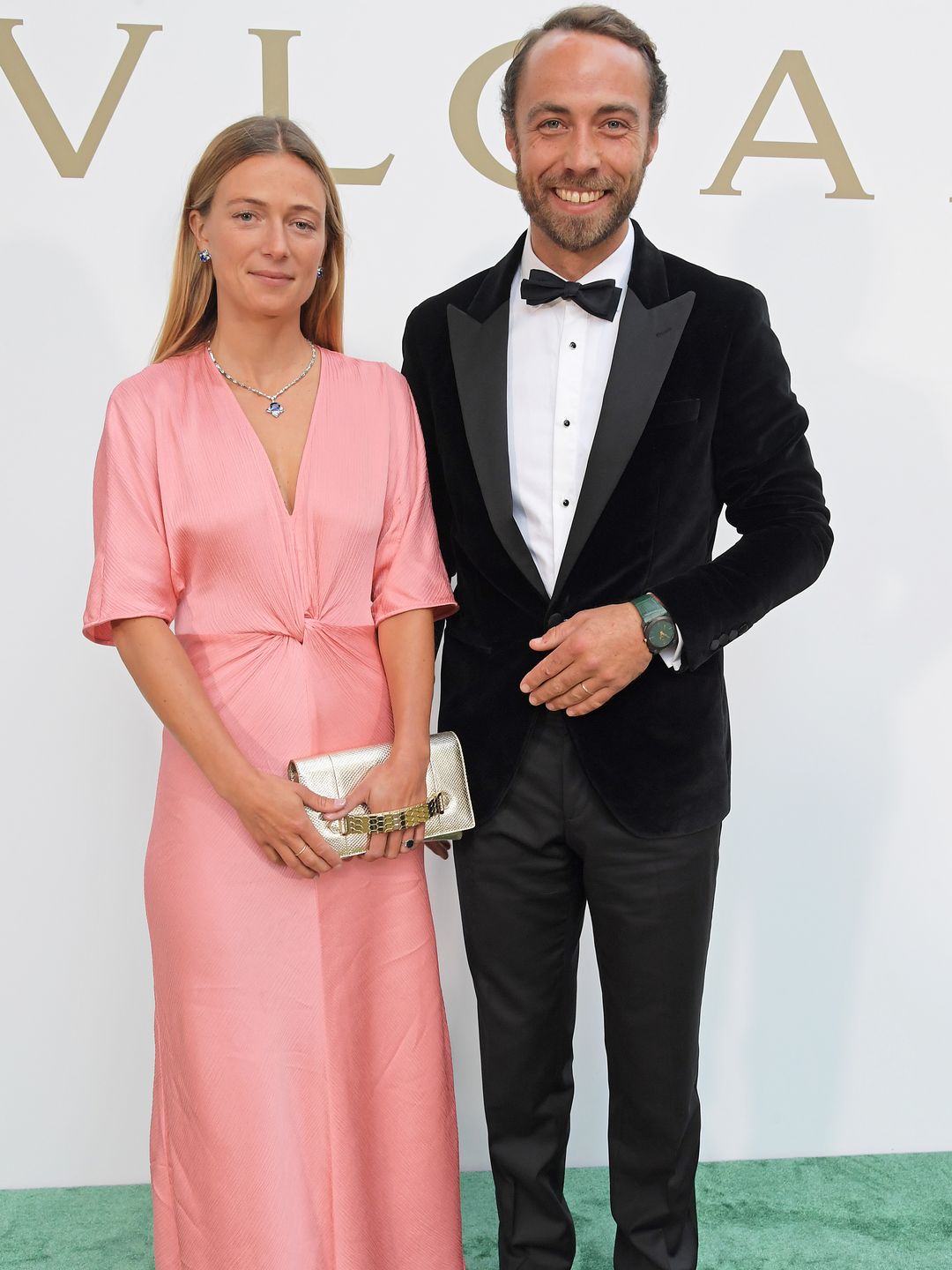 James Middleton dengan tuksedo bersama Alizee Thevent