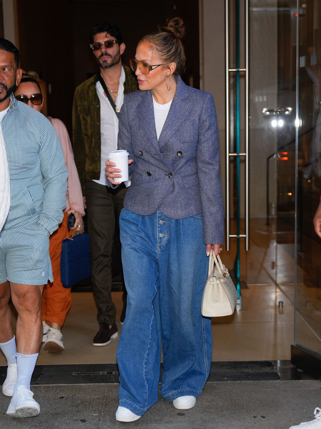 The singer paired the blue outfit with an Hermès Birkin bag