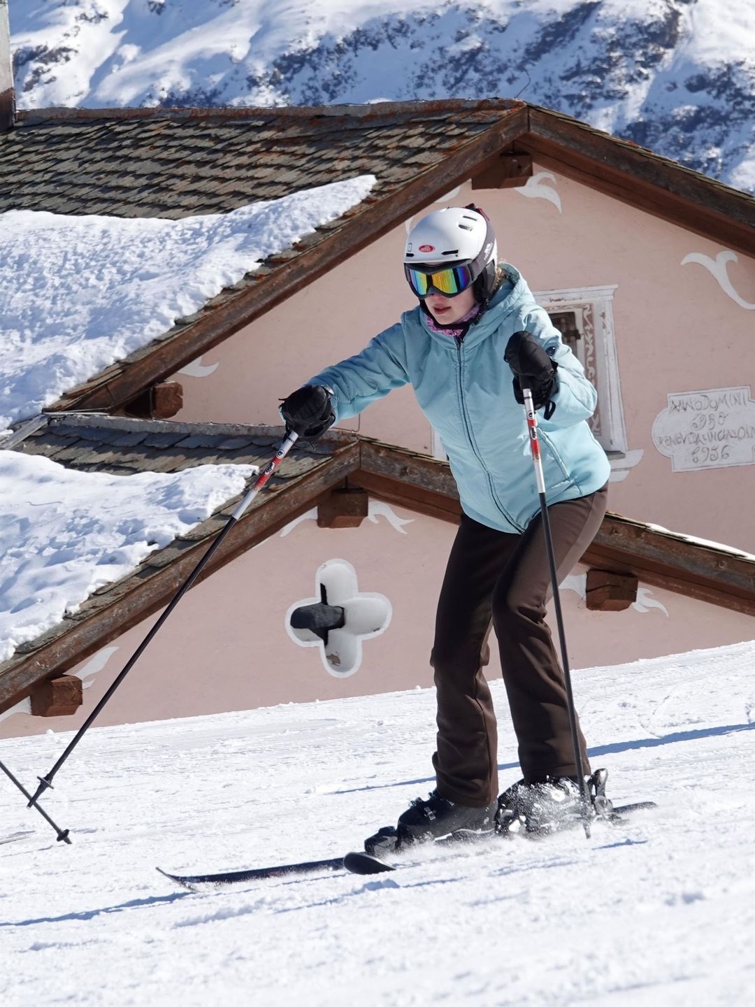 Lady Louise Windsor skiing near a house