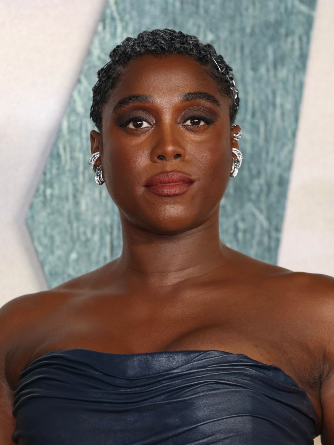 Um close de Lashana Lynch na estreia 