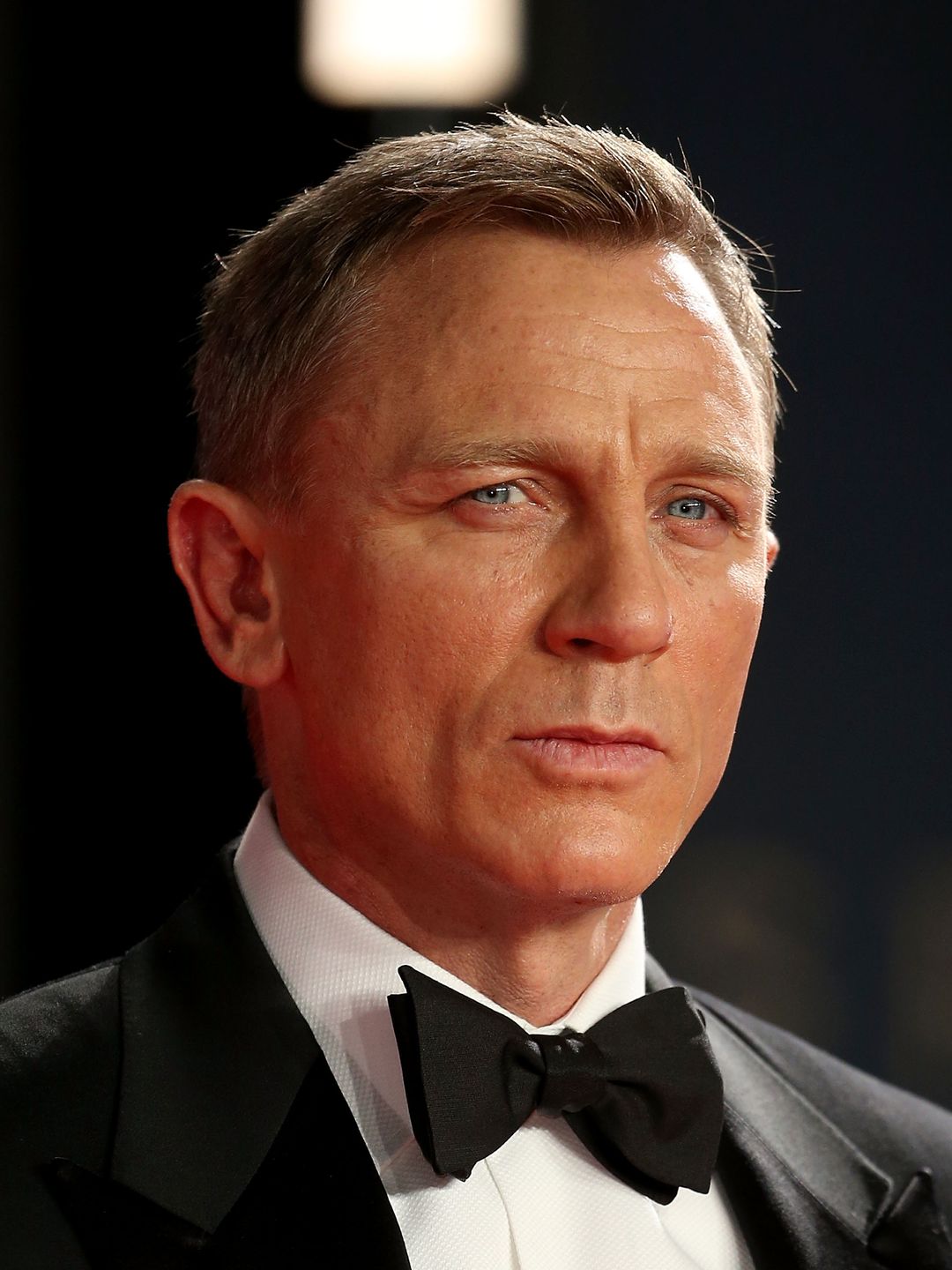 Daniel Craig sends fans into a tizzy as he debuts striking new look ...