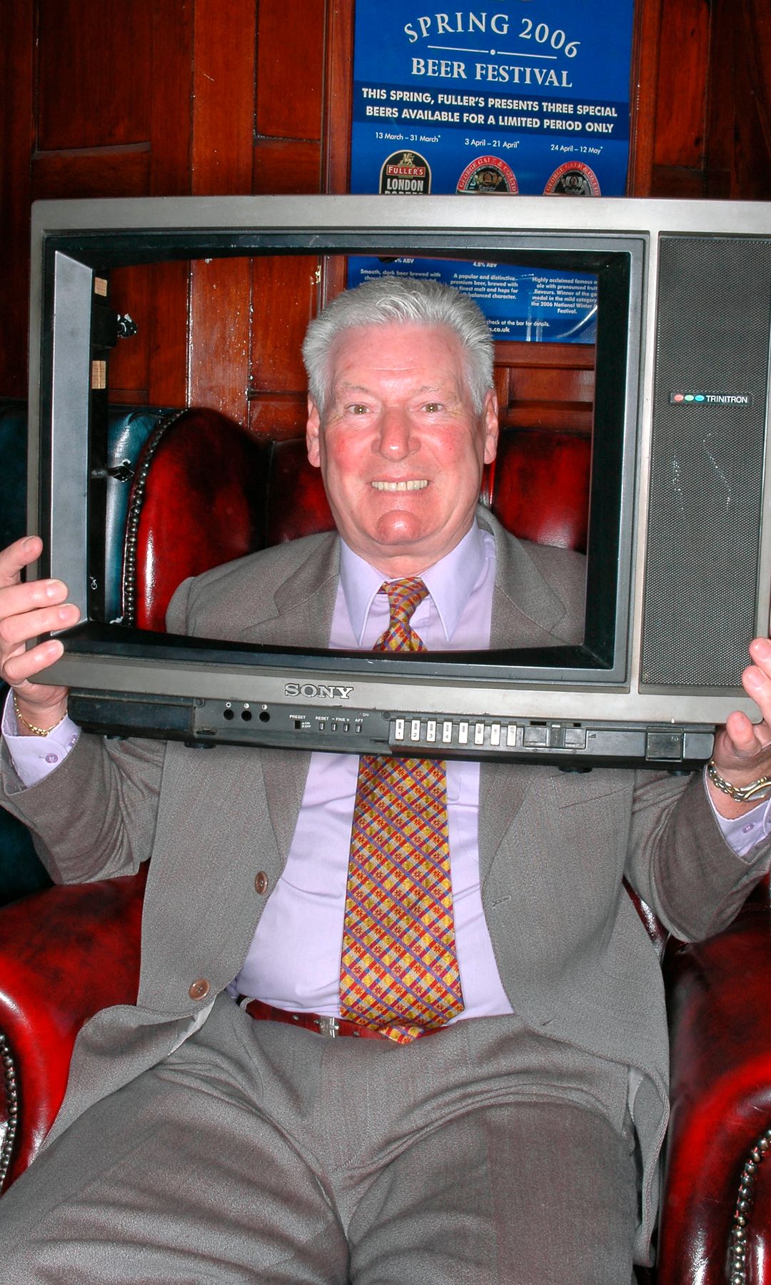 Roy Walker posant derrière un écran de télévision