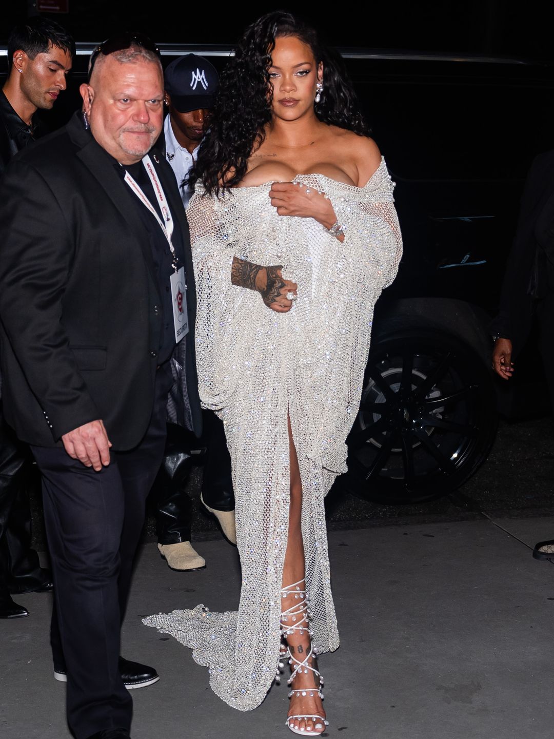   Rihanna asiste al desfile de Alaia durante la Semana de la Moda de Nueva York con un abrigo brillante y tacones de tiras.