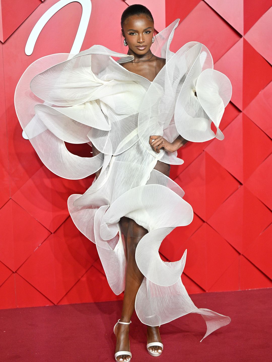 leomie anderson in white curling dress