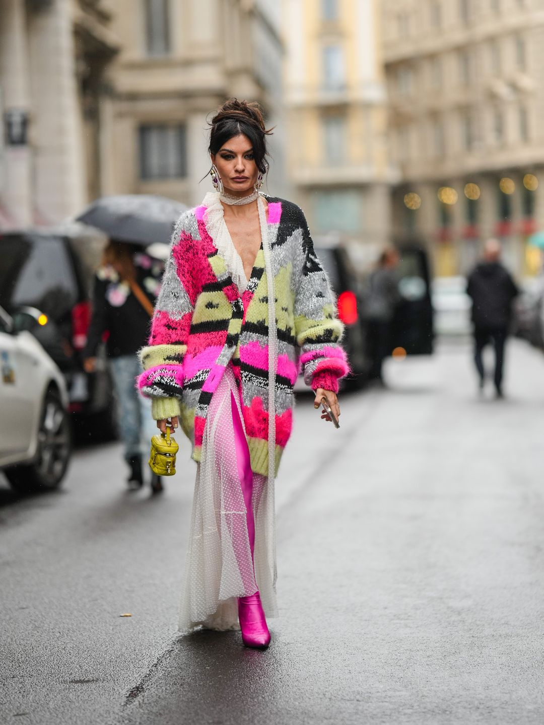 Angela Rozas Saiz wears pink Pantaleggings with a vibrant cardigan 