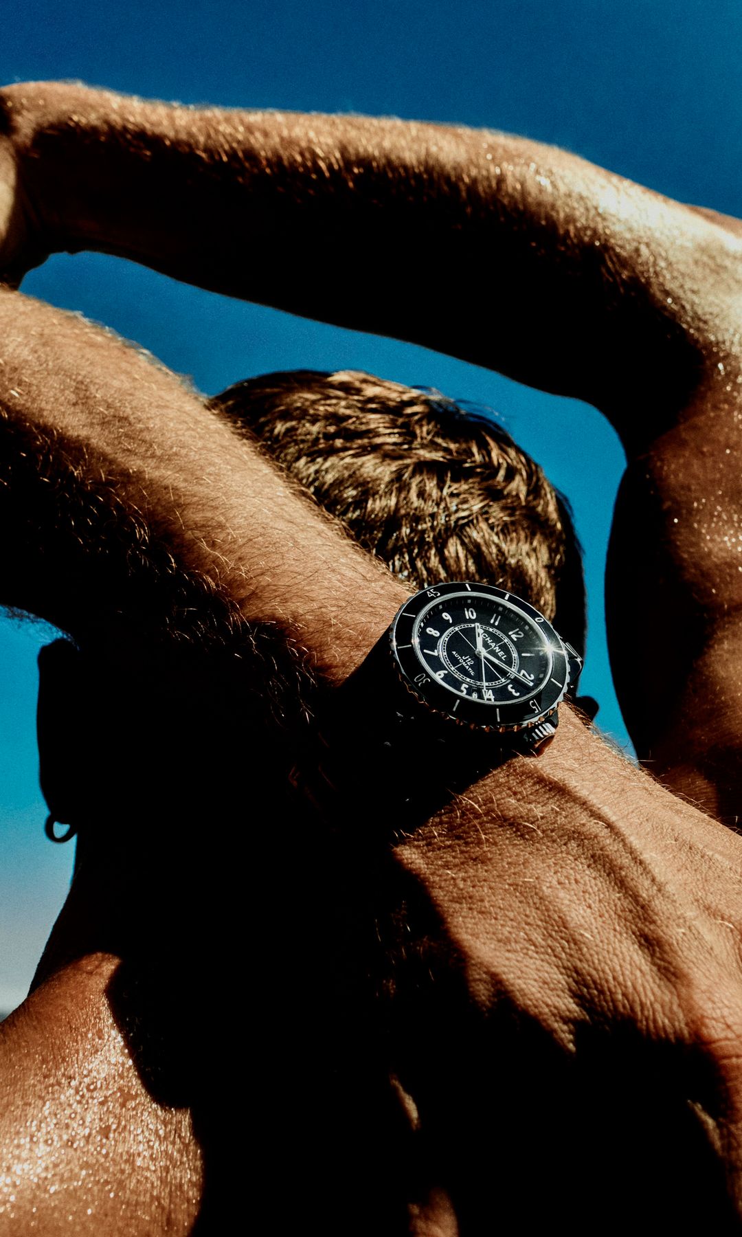 Chanel célèbre l'emblématique J12 avec une nouvelle campagne mettant en vedette Gisele Bundchen et Clément Chabernaud 2 Image médiatique