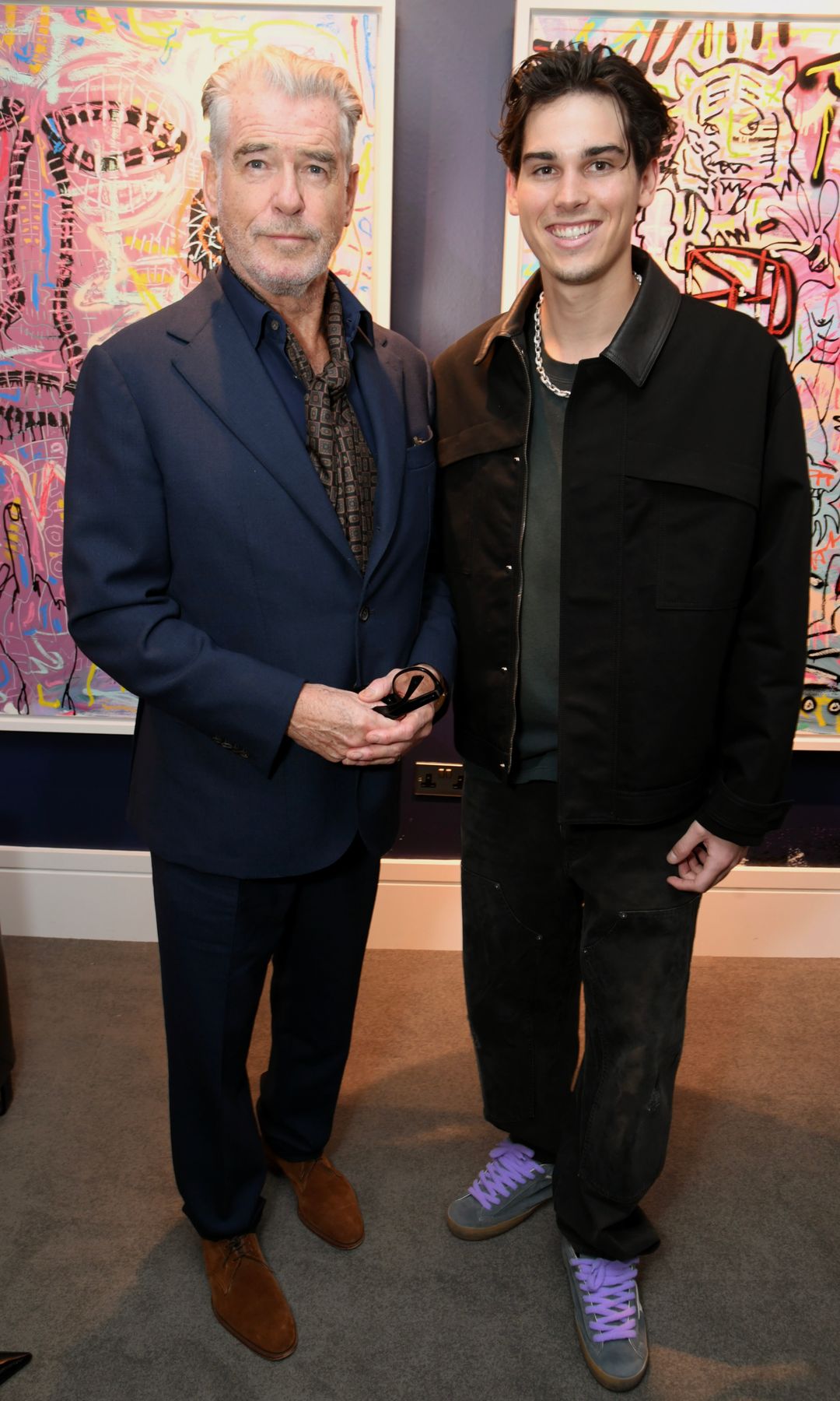 Pierce Brosnan est un père fier ! La star de James Bond est sortie à Londres dans la nuit du 26 février pour célébrer une nouvelle réussite pour son plus jeune fils.  L'acteur, 72 ans, a participé à l'ouverture de la première collection britannique de son fils Paris Brosnan, intitulée "L'énergie collective," à la galerie Mayfair à Londres. Et l’événement était définitivement une affaire de famille.  Aux côtés de Pierce, le frère aîné de l'artiste basé à Los Angeles, Dylan Brosnan, 29 ans, était également présent, tout comme la petite amie de Paris, Alex Lee-Aillon. Keely Shaye Smith, la mère de Paris et Dylan, n'était apparemment pas présente.  Découvrez les plus belles photos du "Énergie collective" célébration de la soirée d’ouverture ci-dessous…