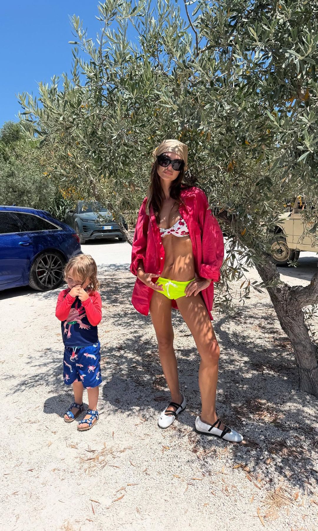 Emily Ratajkowski pose en bikini sur la plage 
