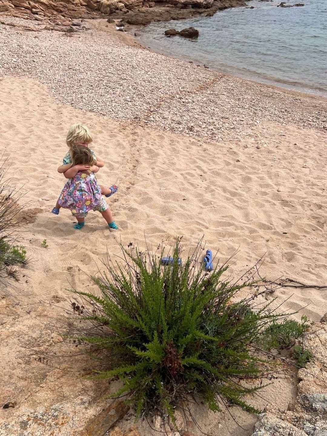 Carrie Johnsons kids play on the beach